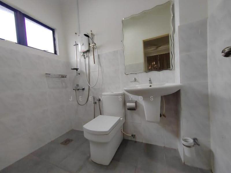Bungalow House untuk Disewa di Bandar Country Homes (Rawang) - Jeev Syds - Bathroom - PropertyGuru.com.my