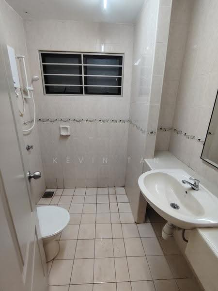 Kondominium untuk Disewa di Pelangi Utama - Kevin Tan - Bathroom - PropertyGuru.com.my