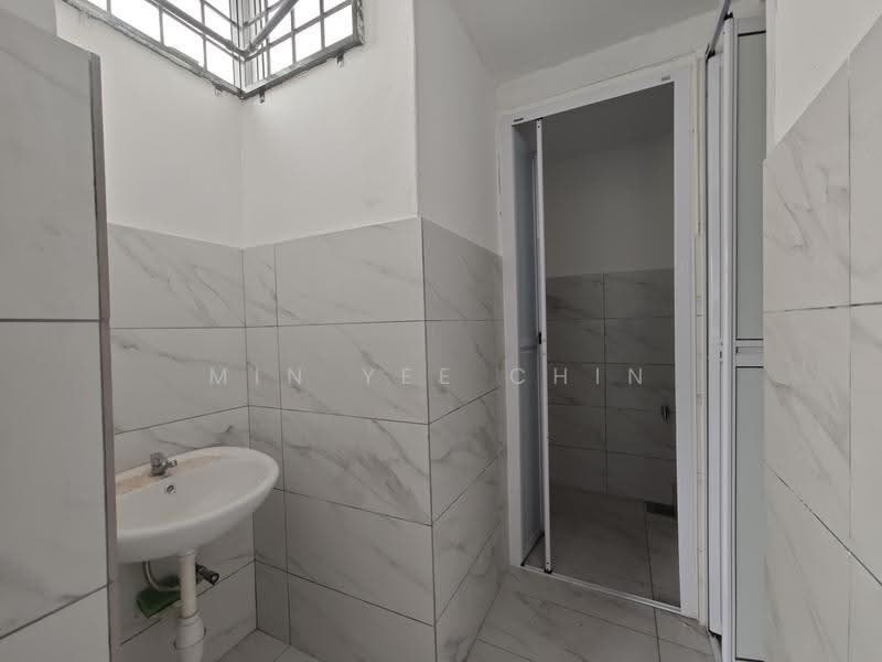 Kedai untuk Disewa di Taman Kota Laksamana Jaya (Melaka City) - Min Yee Chin - Bathroom - PropertyGuru.com.my