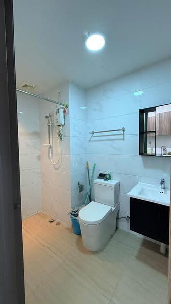 Kediaman Servis untuk Disewa di Country Garden Central Park - Dominic Chow - Bathroom - PropertyGuru.com.my