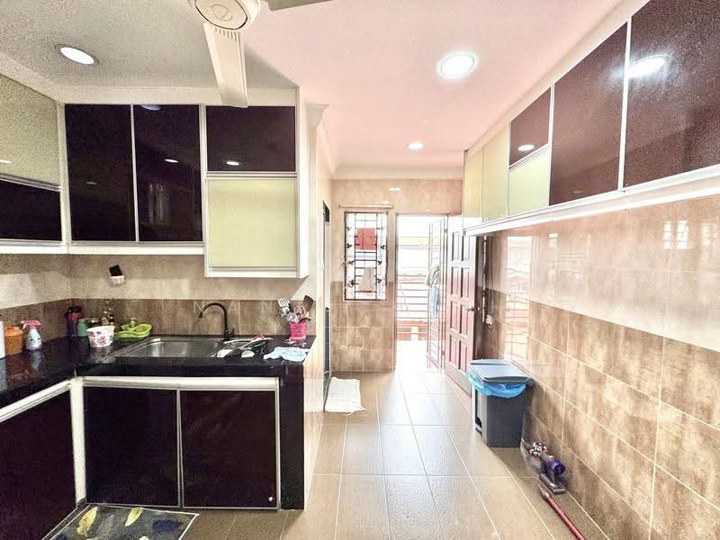 1-storey Terraced House for Sale in Seksyen 2 (Shah Alam) - Nana Cheah - Kitchen - PropertyGuru.com.my