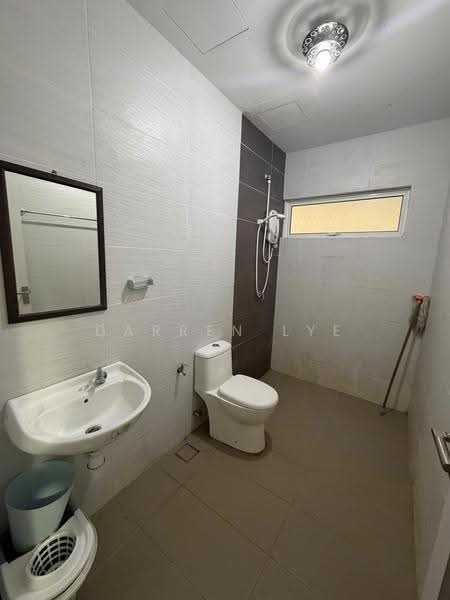 Kondominium untuk Disewa di Berjaya Condominium - Darren Lye - Bathroom - PropertyGuru.com.my