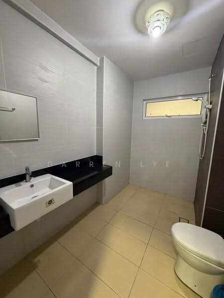 Kondominium untuk Disewa di Berjaya Condominium - Darren Lye - Bathroom - PropertyGuru.com.my
