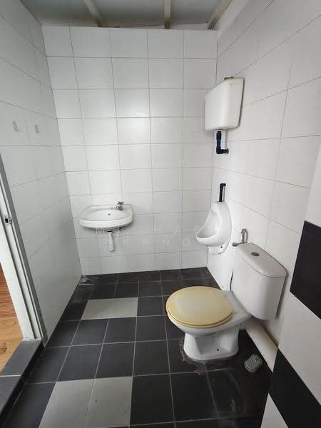 Pejabat untuk Disewa di Taman Bukit Jambul (Bukit Jambul) - Michael Khng - Bathroom - PropertyGuru.com.my