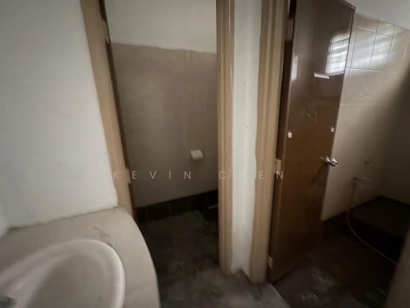 Shop for Rent in Jalan Pudu (KL City Centre) - Kevin Chen - Bathroom - PropertyGuru.com.my