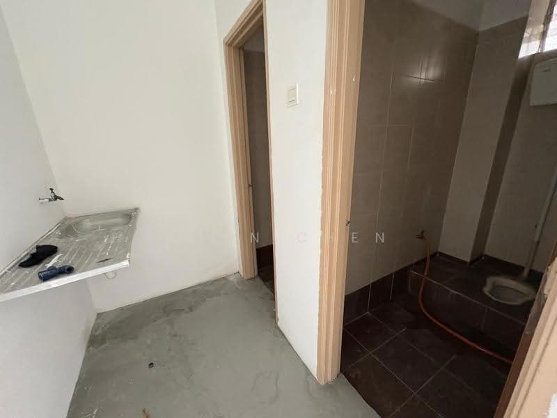Shop for Rent in Jalan Pudu (KL City Centre) - Kevin Chen - Bathroom - PropertyGuru.com.my