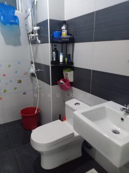 Pangsapuri untuk Dijual di Perling Heights Apartments - Niko Ong - Bathroom - PropertyGuru.com.my