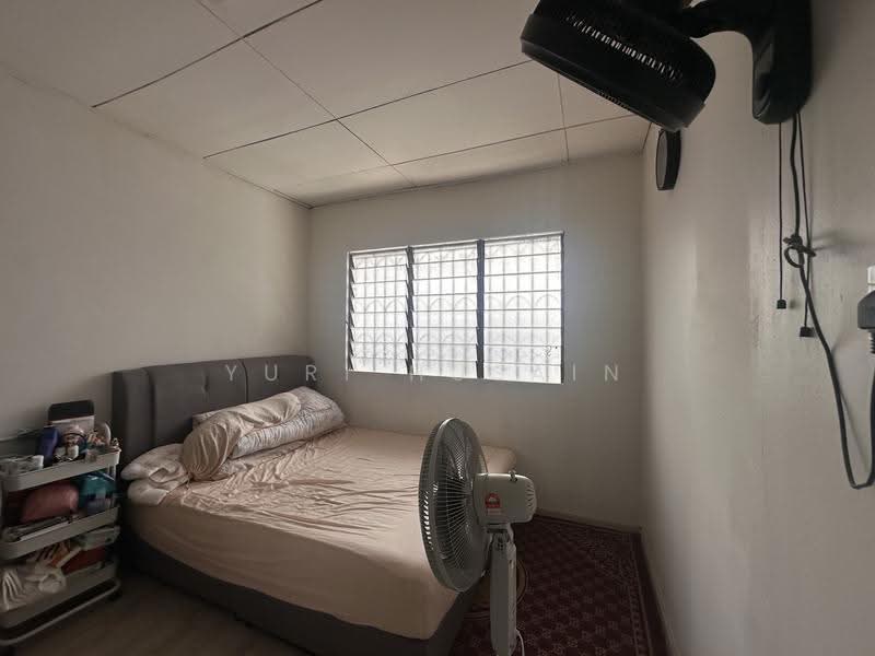Rumah Flat untuk Dijual di Flat PKNS Seksyen 8 - YURI HUSAIN - Bedroom - PropertyGuru.com.my