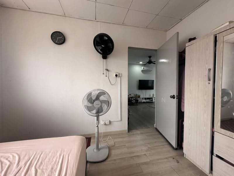 Rumah Flat untuk Dijual di Flat PKNS Seksyen 8 - YURI HUSAIN - Bedroom - PropertyGuru.com.my