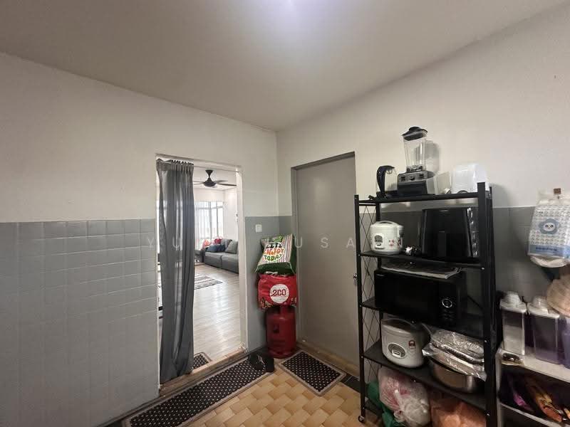 Rumah Flat untuk Dijual di Flat PKNS Seksyen 8 - YURI HUSAIN - Kitchen - PropertyGuru.com.my