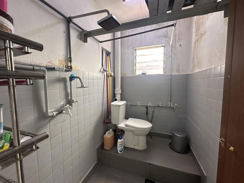 Rumah Flat untuk Dijual di Flat PKNS Seksyen 8 - YURI HUSAIN - Bathroom - PropertyGuru.com.my
