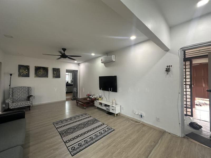 Rumah Flat untuk Dijual di Flat PKNS Seksyen 8 - YURI HUSAIN - Living Room - PropertyGuru.com.my