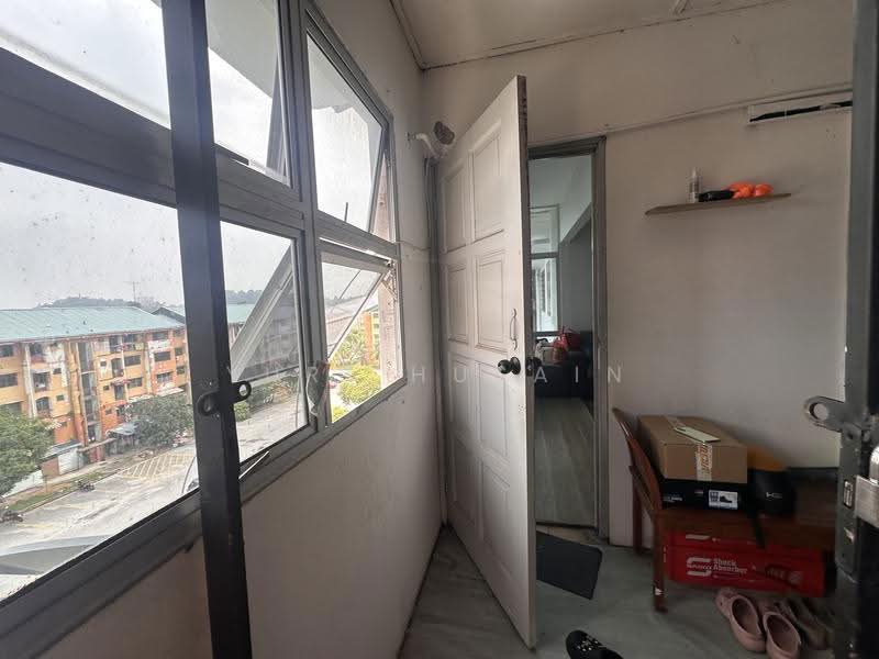 Rumah Flat untuk Dijual di Flat PKNS Seksyen 8 - YURI HUSAIN - Balcony - PropertyGuru.com.my
