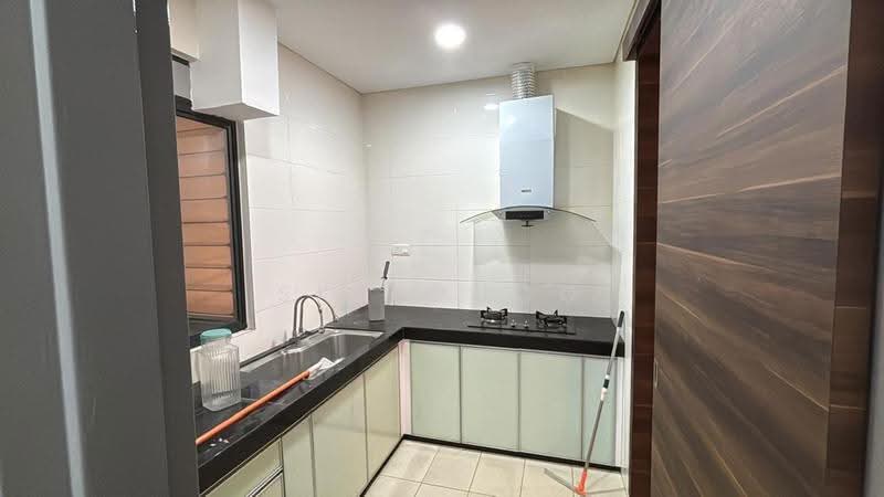 Kondominium untuk Disewa di Andana Condominium @ D'alpinia - Sky Choo - Kitchen - PropertyGuru.com.my