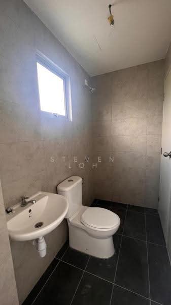 Rumah Teres 2-Tingkat untuk Dijual di Indahpura Iris Park (Kulai) - Steven Loh - Bathroom - PropertyGuru.com.my