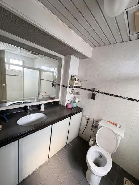 Kediaman Servis untuk Dijual di Indera Subang - Zen Lai - Bathroom - PropertyGuru.com.my