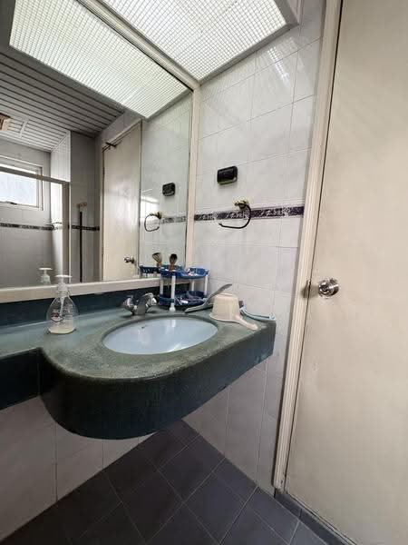 Kediaman Servis untuk Dijual di Indera Subang - Zen Lai - Bathroom - PropertyGuru.com.my
