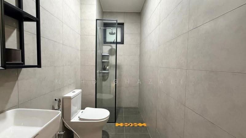 Kediaman Servis untuk Dijual di Linkar 52 Seksyen 14, Shah Alam - Mohd Ghazali - Bathroom - PropertyGuru.com.my