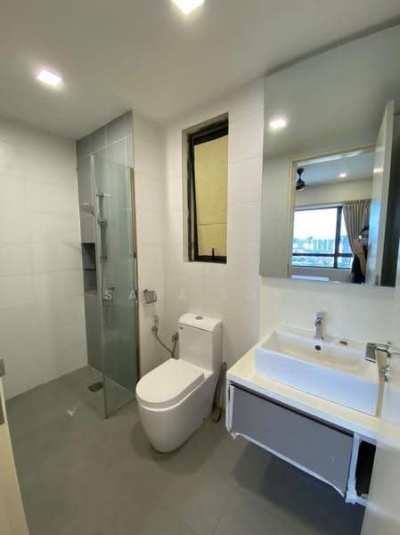 Kediaman Servis untuk Dijual di Petalz Residences - Sara Low - Bathroom - PropertyGuru.com.my