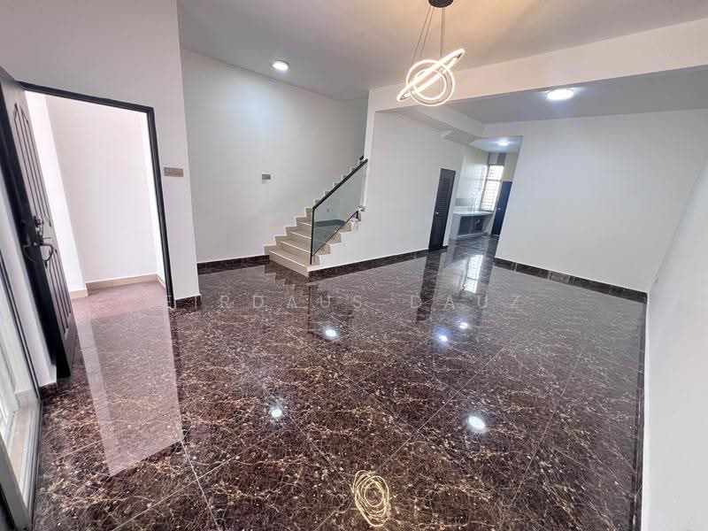 Rumah Berkembar untuk Dijual di Taman Bestari Indah (Ulu Tiram) - Firdaus Dauz - Living Room - PropertyGuru.com.my