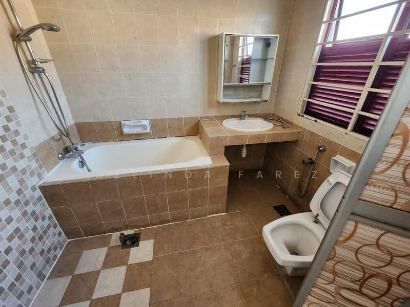 Rumah Teres 2-Tingkat untuk Disewa di D'Kayangan (Shah Alam) - Fazlinda Farez - Master Bathroom - PropertyGuru.com.my