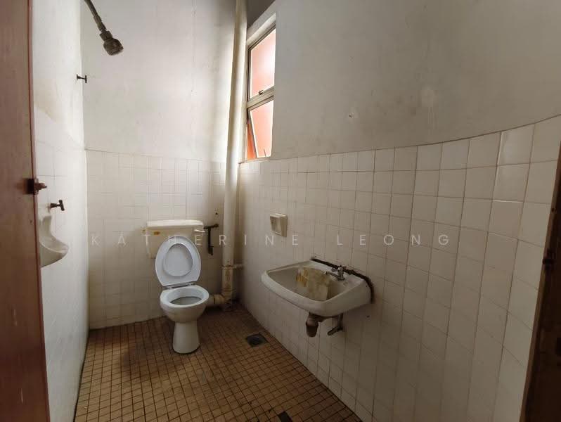 Warehouse for Rent in Rawang (Selangor) - Katherine Leong - Bathroom - PropertyGuru.com.my