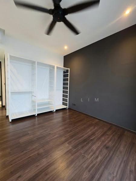 Kediaman Servis untuk Disewa di Duta Park Residences - Angel Lim - Master Bedroom Closet - PropertyGuru.com.my