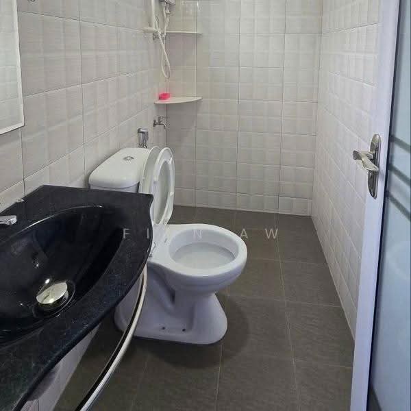 Rumah Teres 2-Tingkat untuk Dijual di Setia Tropika (Johor Bahru) - Finn Aw - Bathroom - PropertyGuru.com.my
