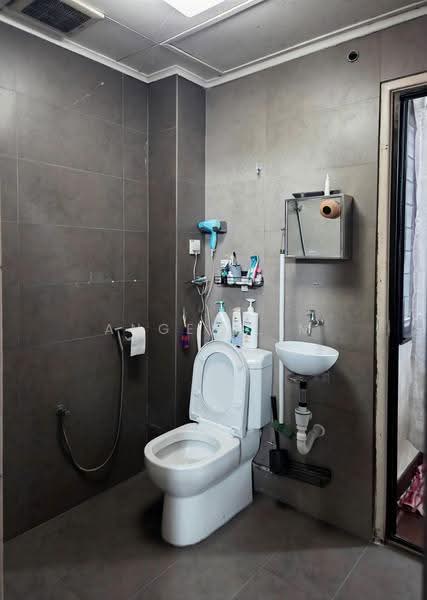 Terraced House for Sale in Bandar Sri Damansara (Selangor) - Angel Lim - Sharing Bathroom_Upstairs - PropertyGuru.com.my