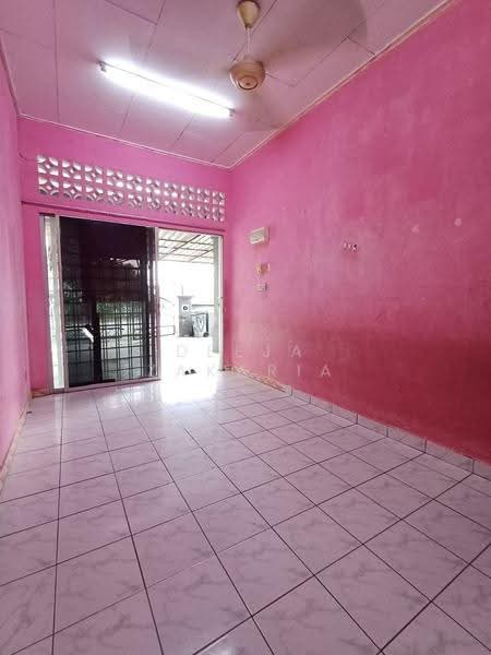 Rumah Teres untuk Dijual di Bandar Springhill (Jimah) - Deeja Zakaria - Living Room - PropertyGuru.com.my