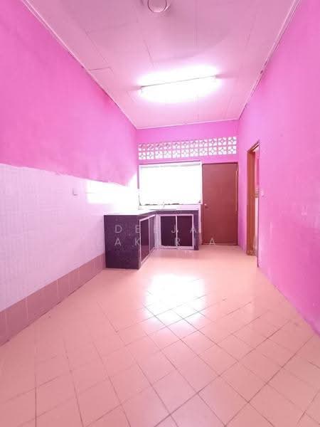 Rumah Teres untuk Dijual di Bandar Springhill (Jimah) - Deeja Zakaria - Kitchen - PropertyGuru.com.my