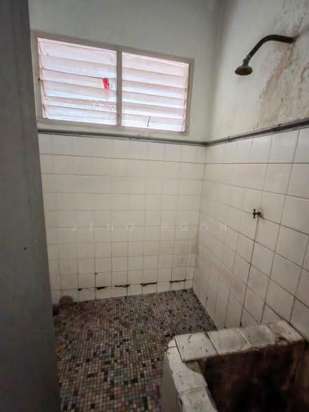 Shop for Rent in Sea Park (Petaling Jaya) - Jeno Poon - Bathroom - PropertyGuru.com.my
