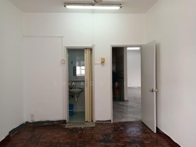 Pangsapuri untuk Dijual di Subang Perdana Goodyear Court 10 - Sharon Lim - Bathroom - PropertyGuru.com.my