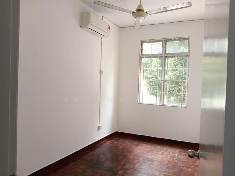 Pangsapuri untuk Dijual di Subang Perdana Goodyear Court 10 - Sharon Lim - bedroom - PropertyGuru.com.my
