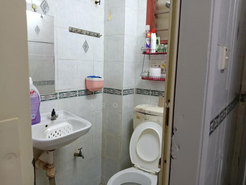 Pangsapuri untuk Dijual di Subang Perdana Goodyear Court 10 - Sharon Lim - Bathroom - PropertyGuru.com.my
