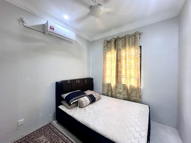 Semi-Detached House for Sale in Bandar Bukit Mahkota (Bangi) - Mahirah . - Bedroom - PropertyGuru.com.my