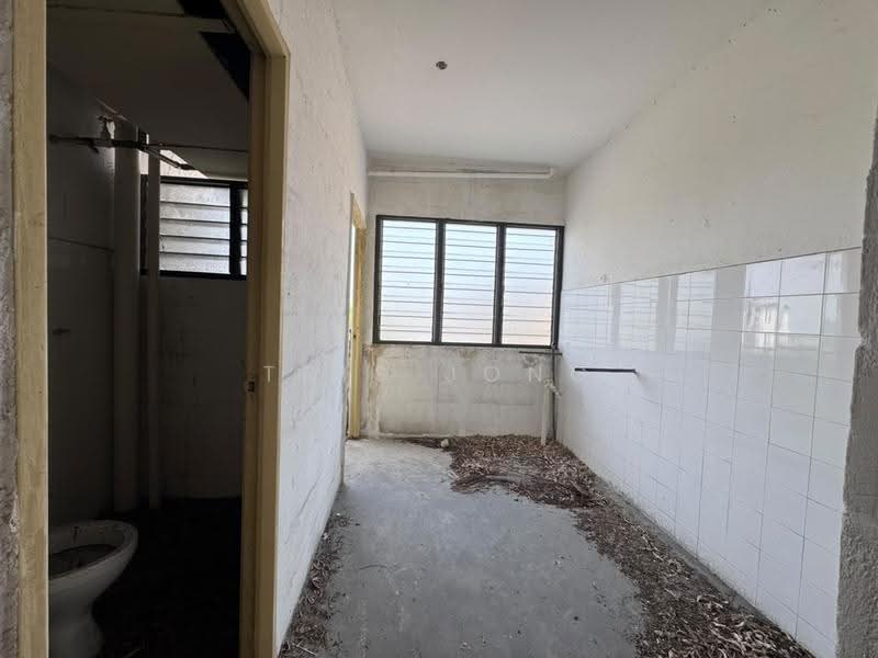 Pangsapuri untuk Dijual di Apartment Seri Bakawali - Tris Jong - Bathroom - PropertyGuru.com.my