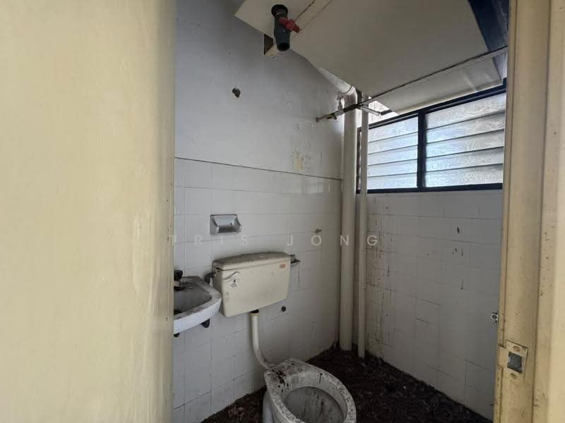 Pangsapuri untuk Dijual di Apartment Seri Bakawali - Tris Jong - Bathroom - PropertyGuru.com.my