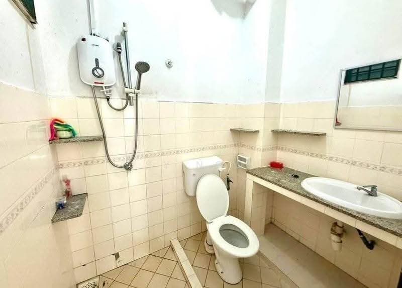 Pangsapuri untuk Dijual di Mon Bisca - SY Ngo - Bathroom - PropertyGuru.com.my