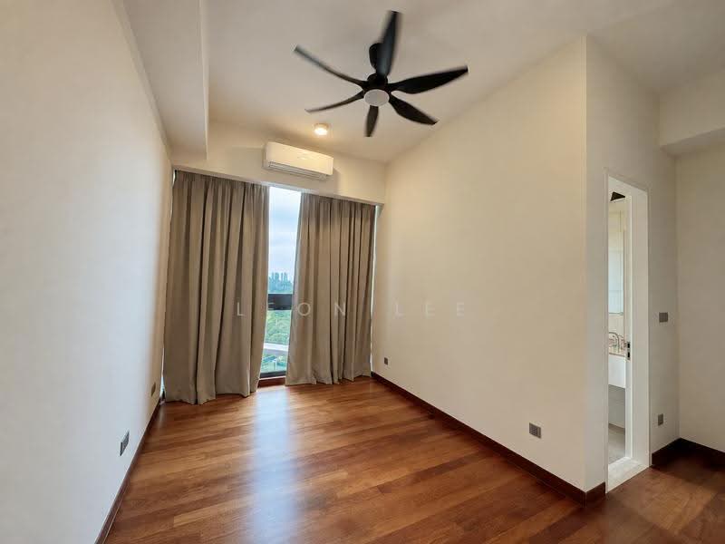 Kediaman Servis untuk Dijual di Senada Residence @ KLGCC Resort - Leon Lee - Bedroom - PropertyGuru.com.my