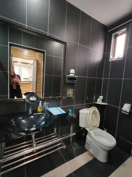Rumah Berkembar untuk Dijual di Taman Pelangi (Johor Bahru) - Wenting Lee - Bathroom - PropertyGuru.com.my