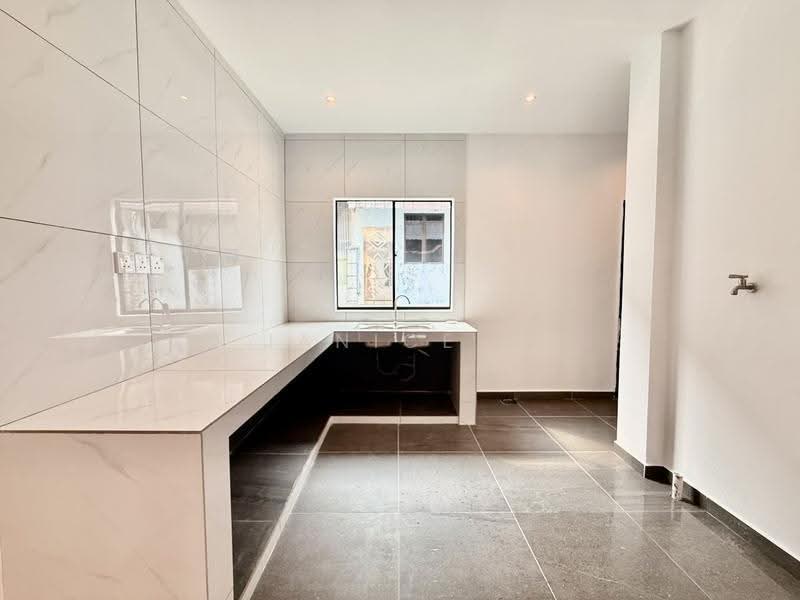 Rumah Teres 2-Tingkat untuk Dijual di Taman Mutiara Rini (Skudai) - Janice . - Kitchen - PropertyGuru.com.my
