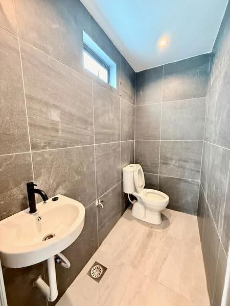 Rumah Teres 2-Tingkat untuk Dijual di Taman Mutiara Rini (Skudai) - Janice . - Bathroom - PropertyGuru.com.my