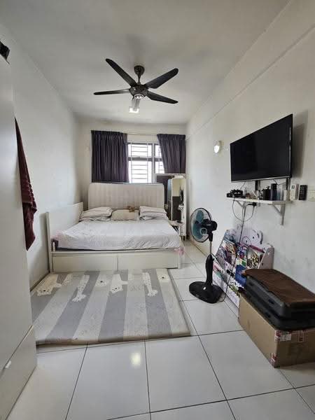 Kediaman Servis untuk Dijual di Sky Gardens Residences - Annie Low - Bedroom - PropertyGuru.com.my
