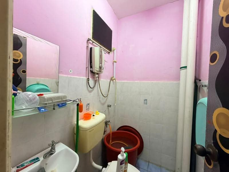 Pangsapuri untuk Dijual di Villa Krystal Apartment - Jayden Ng - Bathroom - PropertyGuru.com.my