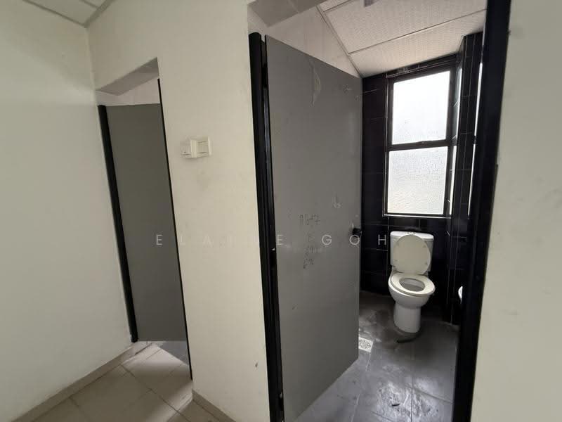 Kilang untuk Disewa di Taman Desa Cemerlang (Ulu Tiram) - Elaine Goh - Bathroom - PropertyGuru.com.my
