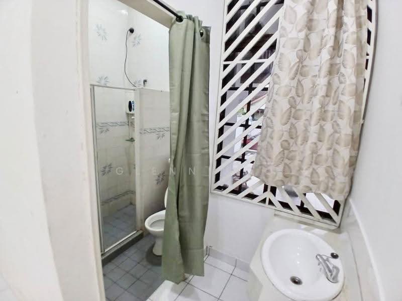 1.5-storey Terraced House for Sale in Taman Molek (Johor Bahru) - Glenn Woo - Bathroom - PropertyGuru.com.my