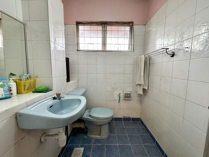 Rumah Teres 2-Tingkat untuk Dijual di Usj 11 (Subang Jaya) - Ishak Ramli - Bathroom - PropertyGuru.com.my