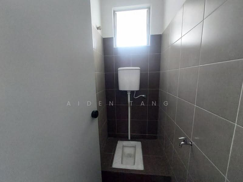 Factory for Sale in Taman Desa Cemerlang (Ulu Tiram) - Aiden Tang - Bathroom - PropertyGuru.com.my