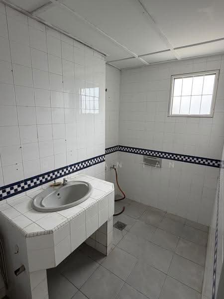 Kondominium untuk Dijual di Puncak Athenaeum - Gillian Tan - Bathroom - PropertyGuru.com.my